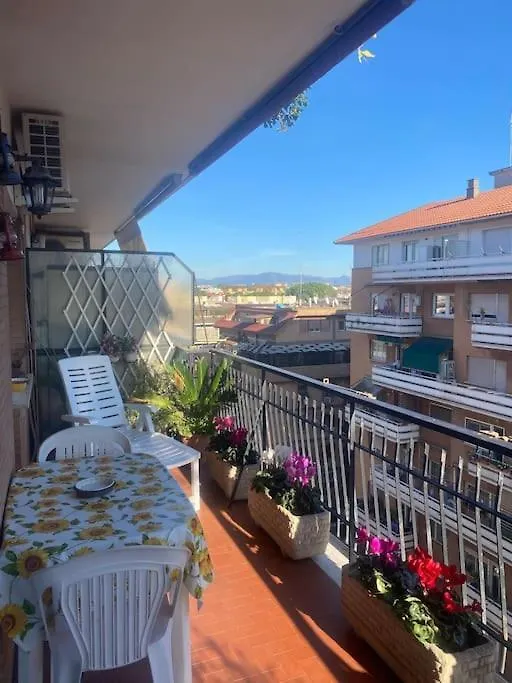 Golden Valley House 4-8 Pax - Box Auto Metro B1 Conca D'Oro Treno Val D'Ala Rome Italy